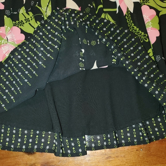 COVINGTON Size 8 black midi skirt with pink flowers - Picture 13 of 13
